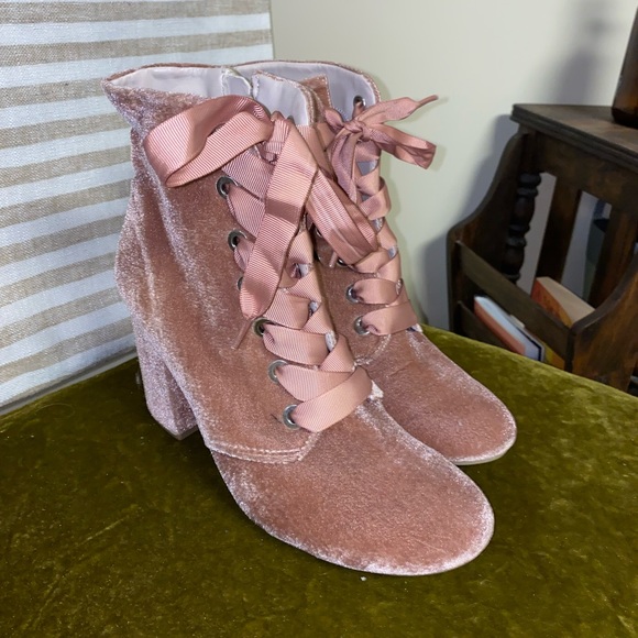 NWOT Kenneth Cole Suede Booties - Picture 1 of 3